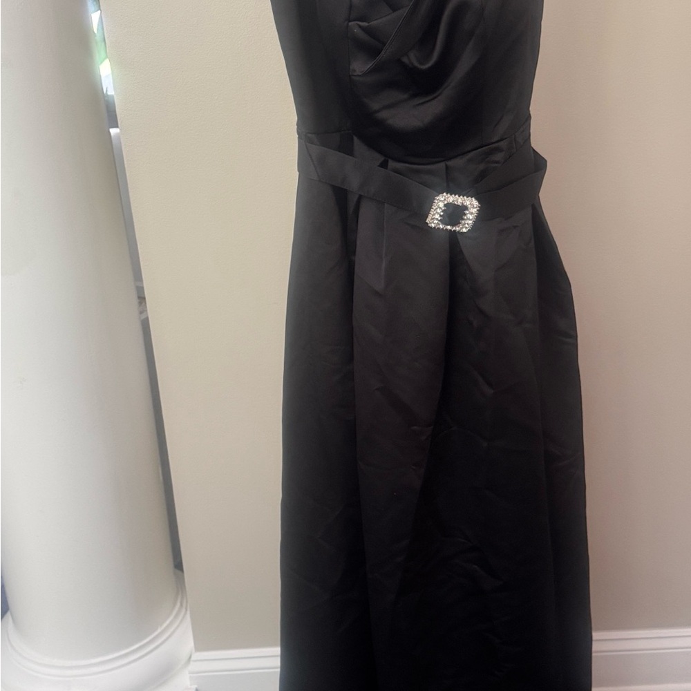 Sophisticated Strapless Black Dress with Buckle